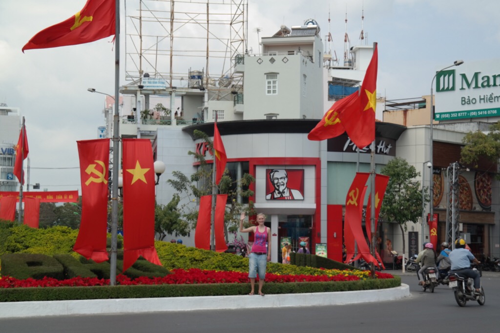 Kontraste: Wehende rote Fahnen und KFC & Pizza Hut - Nha Trang