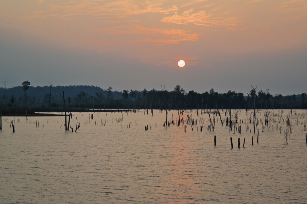 Sonnenuntergang überm Stausee - Thalang