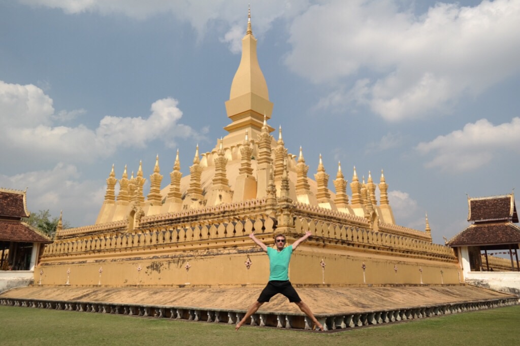 Freudensprung vor dem Pha That Luang - Vientiane 