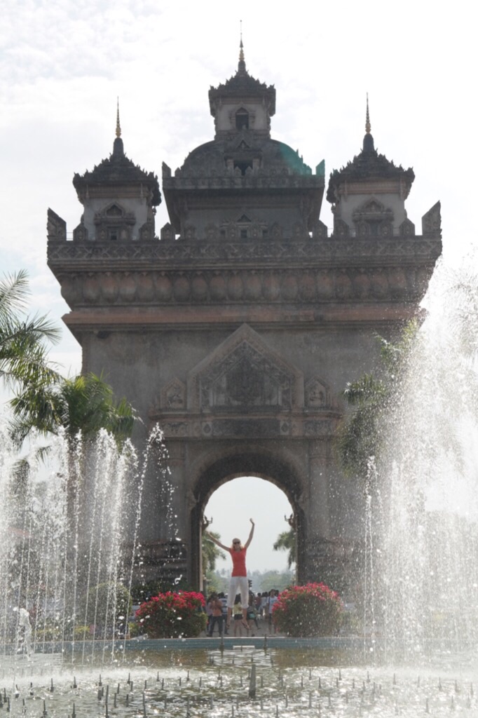 Sprungbild vor dem Triumphbogen - Vientiane 