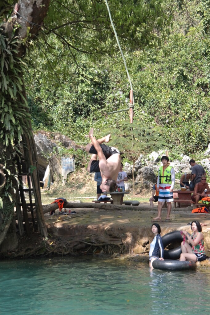 Affenschaukel an der Blue Lagoon - Vang Vieng