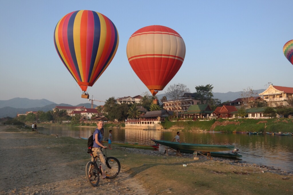 Ballone über der Stadt - Vang Vieng
