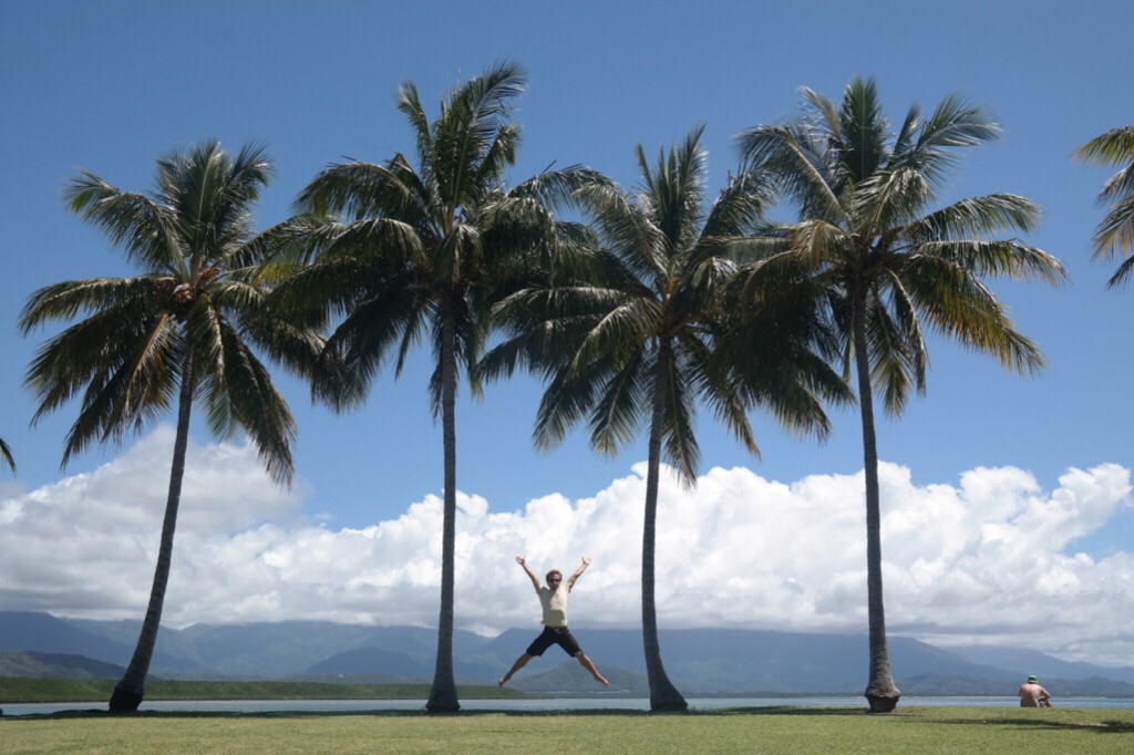 Freudensprung im tropischen Paradies - Port Douglas